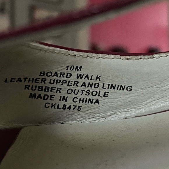 Patent leather dark fuschia, t-bar sandals. - Picture 6 of 6